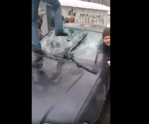 “На одного натовпом”: У Мережі з’явилося відео знущань активістів над “тітушками”, які побили нардепа Левченко