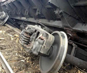 На Тернопільщині пасажирський потяг зійшов з рейок: покрали колії