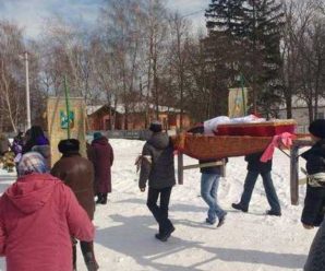 “Був порваний ротик, розірвані та обпалені статеві органи і…”: На Чернігівщині поховали забиту насмерть 2-річну дитину