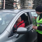 На Яремчанщині поліцейські зупиняли жінок-водіїв, щоб привітати з 8 березня. ФОТО