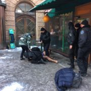 Неадекватний п’яний чоловік роздягся в центрі Франківська. ФОТО, ВІДЕО