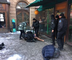 Неадекватний п’яний чоловік роздягся в центрі Франківська. ФОТО, ВІДЕО