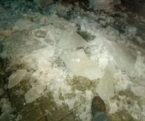 У середмісті Франківська падіння льодових брил ледь не привело до проблем (фото)