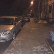 Уночі в Івано-Франківську легковик розтрощив припарковані авто (Фото)