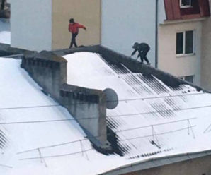 Небезпечна розвага: франківські діти лазять по дахах багатоповерхівок (фото)