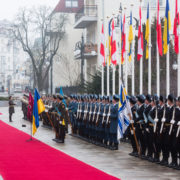 Під час вітання президента Австрії у Порошенка стався курйоз із шапкою(Відео)