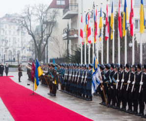 Під час вітання президента Австрії у Порошенка стався курйоз із шапкою(Відео)
