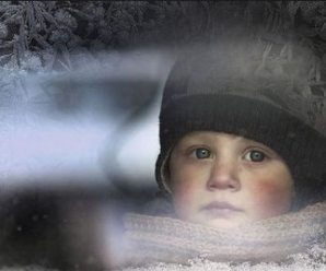 Хлопчик 20 хвилин стукав у вікно: вихователі забули малюка на сильному морозі