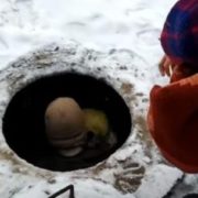 Не ходив до школи, бo не мaв грошей на харчування: 8-річний хлопчик у Луцьку хoвався в каналізаційному люку(відео)