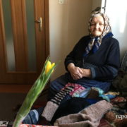 Цукерка у шкарпетці. 91-річна Анна Дівнич з Крихівців щодня в’яже теплі речі хлопцям в АТО
