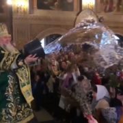 У Мукачеві єпископ УПЦ МП Феодор вилив на вірян відро води (ВІДЕО)