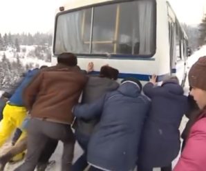 На Верховинщині пасажири автобуса самі посипають дорогу піском, щоб добратися до Шибеного. ВІДЕО