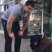 “Бабуся, покажи обличчя …”: В Україні викрили жінку, яка прикидалася жебрачкою