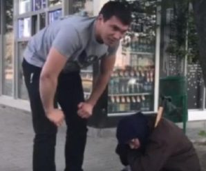 “Бабуся, покажи обличчя …”: В Україні викрили жінку, яка прикидалася жебрачкою