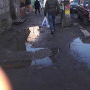 Франківці скаржаться на вулицю Новгородську, котра потопає у болоті (фото)