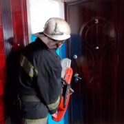 У Франківську рятувальники вирізали двері в квартиру, щоб врятувати дівчину