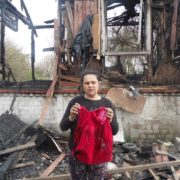 “Показала згарище, де діти згоріли живцем”: Роми розповіли про знищення їх будинків