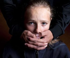 “Через 4 дні її тіло знайшли у церкві”: З’явилось відео, як педофіл викрадає 11-річну дівчинку