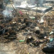 Могили засипали сміттям і підпалили: Українців розгнівали фотографії свавілля на столичному кладовищі