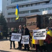 “У нашій країні справедливості немає”: Українці влаштували пікет під Апеляційним судом Києва. Що відбувається в столиці прямо зараз