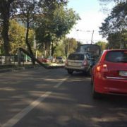 У Львові електроопора впала на дорогу: є жертви
