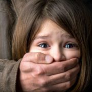 На Тернопільщині пенсіонер намагався зґвалтувати п’ятикласницю, мама дівчинки відбила її з ножем