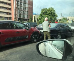 ДТП в Івано-Франківську: на вулиці Незалежності зіткнулися три автівки