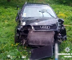 Аварія на Косівщині: автомобіль “Ауді” врізався в огорожу та перекинувся (фото)
