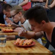 В Івано-Франківську провели чемпіонат міста із поїдання корн-догів та сидр-понгу