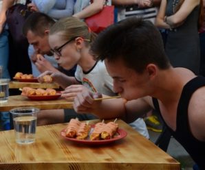 В Івано-Франківську провели чемпіонат міста із поїдання корн-догів та сидр-понгу