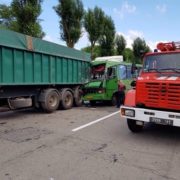 В Кам’янському автобус зіткнувся з вантажівкою – 22 людей постраждали