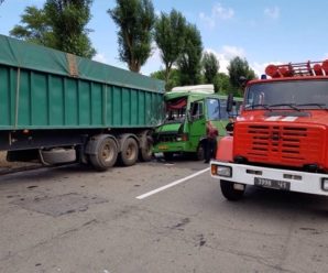 В Кам’янському автобус зіткнувся з вантажівкою – 22 людей постраждали