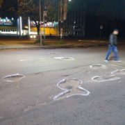 На Коновальця активісти помітили білою фарбою вибоїни на дорозі. ФОТО