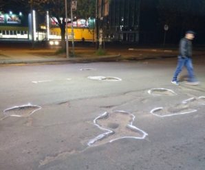 На Коновальця активісти помітили білою фарбою вибоїни на дорозі. ФОТО