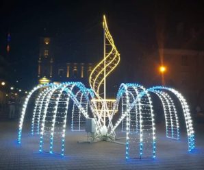Франківськ сяє: на площі Шептицького відкрили світловий 3D фонтан (фото)
