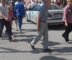 У Франківську серед натовпу на Вічевому майдані катався авторагуль на “євробляхах”. ФОТО