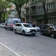 Учасник ДТП накинувся на з ножем на патрульну у Львові: 28-річній жінці потрібна операція
