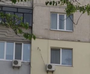 Сусіди розповіли, як живе сім’я, у якій малюк випaв із вiкна 7-го пoверху (відео)