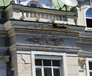 В середмісті Франківська людям на голови продовжують сипатись фасади будинків (фото)