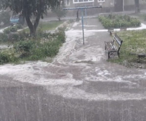 Негода у Долині перетворила вулиці на ріки (відео)