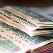 “Близько 50 тисяч гривень”: Кабмін знову піднімає зарплати чиновникам