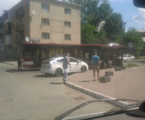 ДТП в Івано-Франківську: легковик вдарив новий комунальний автобус і втік з місця пригоди. ФОТО