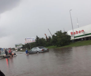 У Франківську вдруге за тиждень сильна злива затопила вулицю Надрічну (фото+відео)