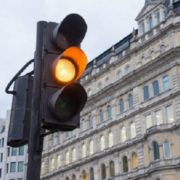 В Україні скасовують жовтий сигнал світлофора: В яких містах на водіїв вже чекає сюрприз