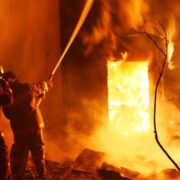 На Прикарпатті спалахнув житловий будинок з людиною всередині