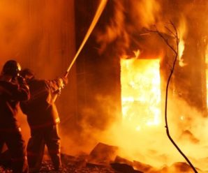 На Прикарпатті спалахнув житловий будинок з людиною всередині