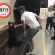 У київському метро двоє підлітків стрибнули під потяг