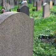 На Львівщині на кладовищі виявлено тіло чоловіка