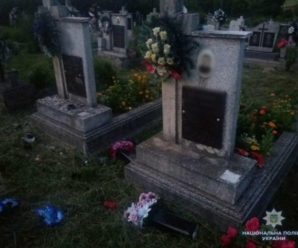 На Закарпатті вандали понищили пам`ятники на кладовищі