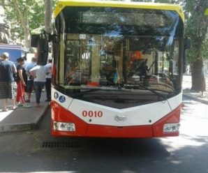 В Одесі з тролейбуса випала жінка і отримала травму